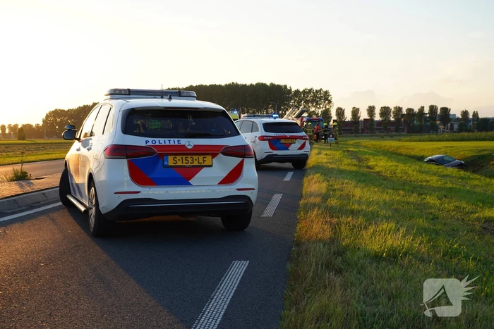 Automobiliste belandt in water en raakt gewond