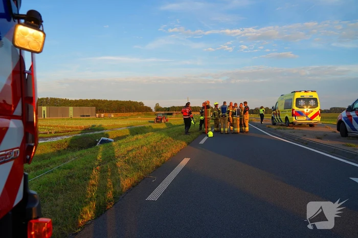 Automobiliste belandt in water en raakt gewond