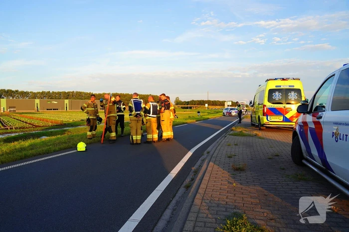 Automobiliste belandt in water en raakt gewond