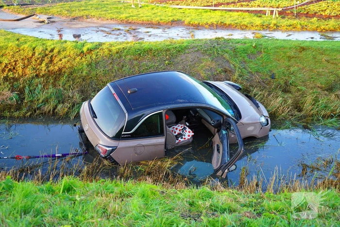 Automobiliste belandt in water en raakt gewond