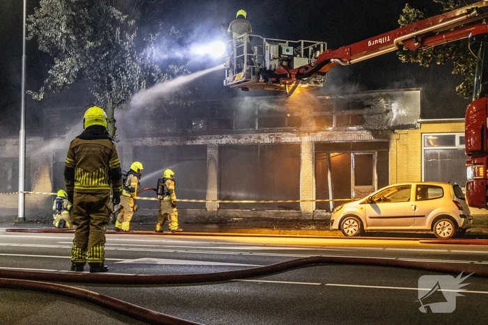 Forse rookontwikkeling bij uitslaande brand bij leegstaand pand