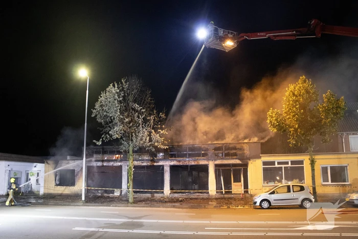 Forse rookontwikkeling bij uitslaande brand bij leegstaand pand