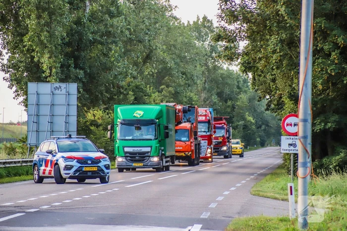 Auto volledig uitgebrand na plotselinge rookontwikkeling
