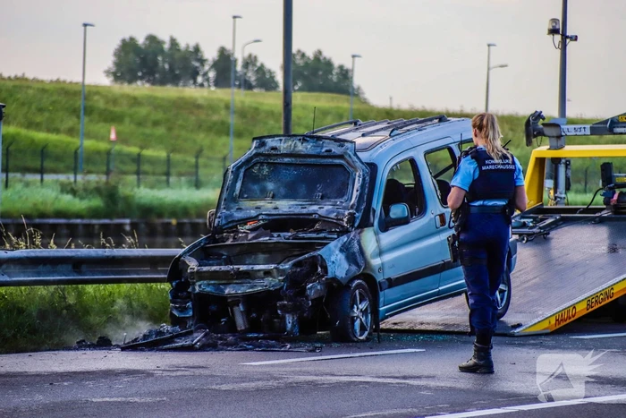 Auto volledig uitgebrand na plotselinge rookontwikkeling