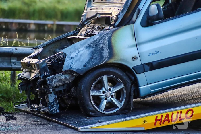 Auto volledig uitgebrand na plotselinge rookontwikkeling