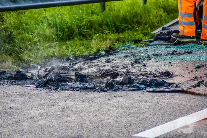 Auto volledig uitgebrand na plotselinge rookontwikkeling
