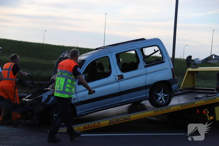 Auto volledig uitgebrand na plotselinge rookontwikkeling