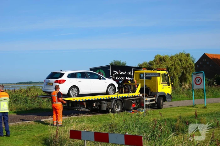 Brommerrijder naar ziekenhuis na aanrijding met auto