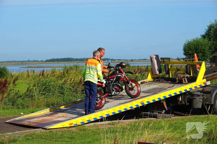Brommerrijder naar ziekenhuis na aanrijding met auto