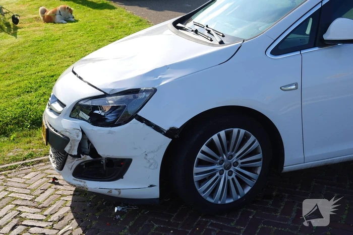 Brommerrijder naar ziekenhuis na aanrijding met auto