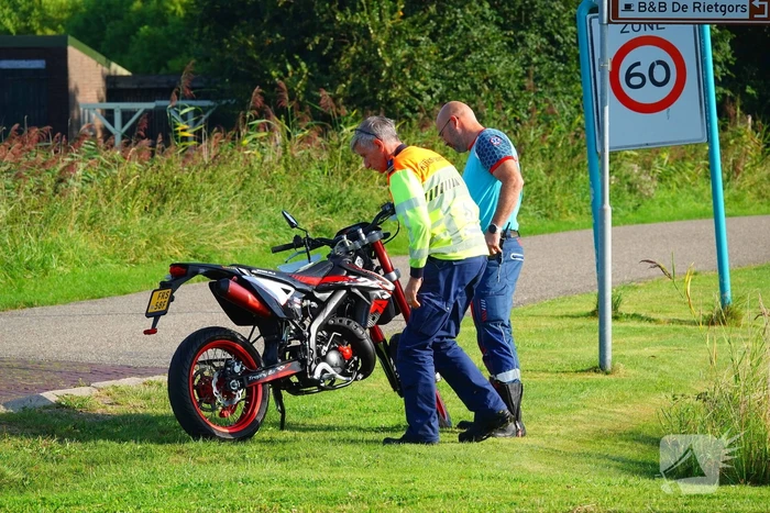 Brommerrijder naar ziekenhuis na aanrijding met auto