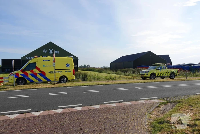 Brommerrijder naar ziekenhuis na aanrijding met auto