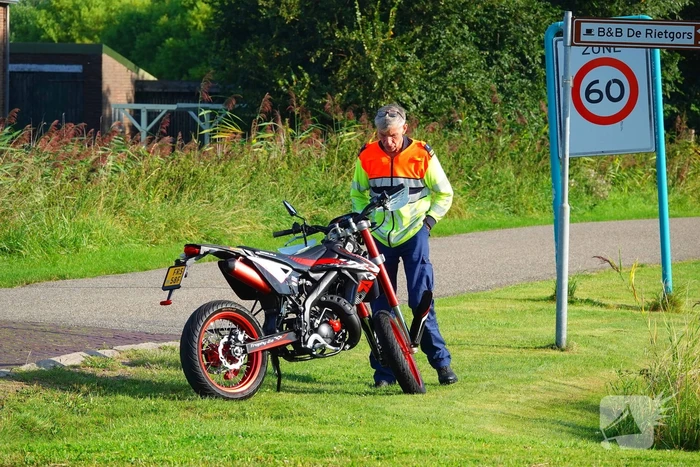 Brommerrijder naar ziekenhuis na aanrijding met auto