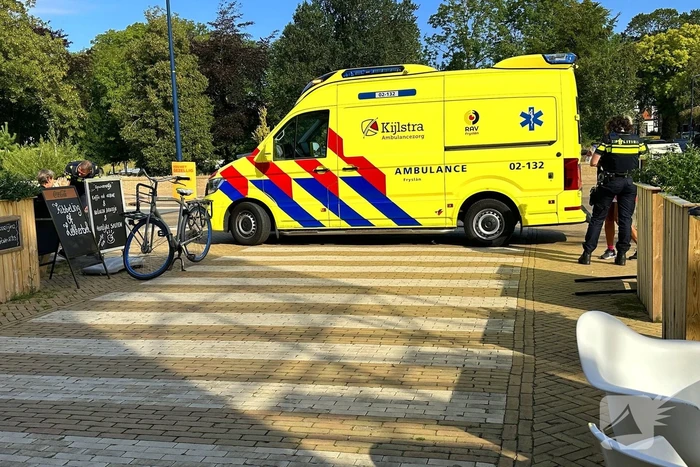 Automobilist schept fietser
