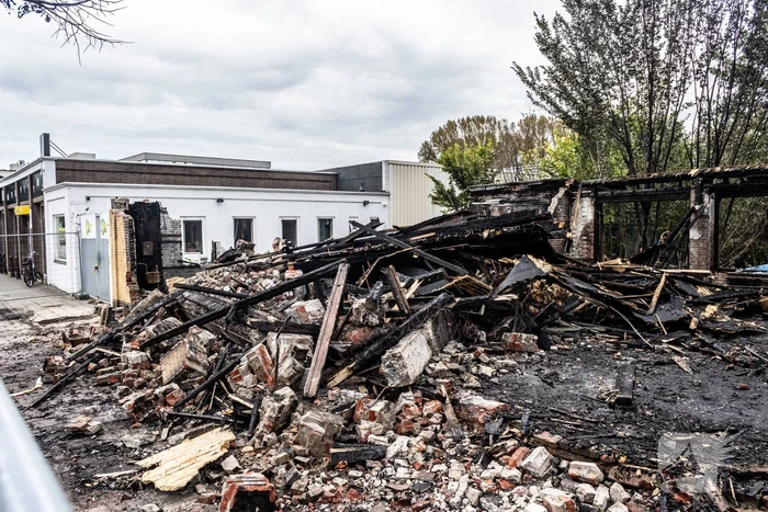 Veel schade dag na grote brand in leegstaand pand