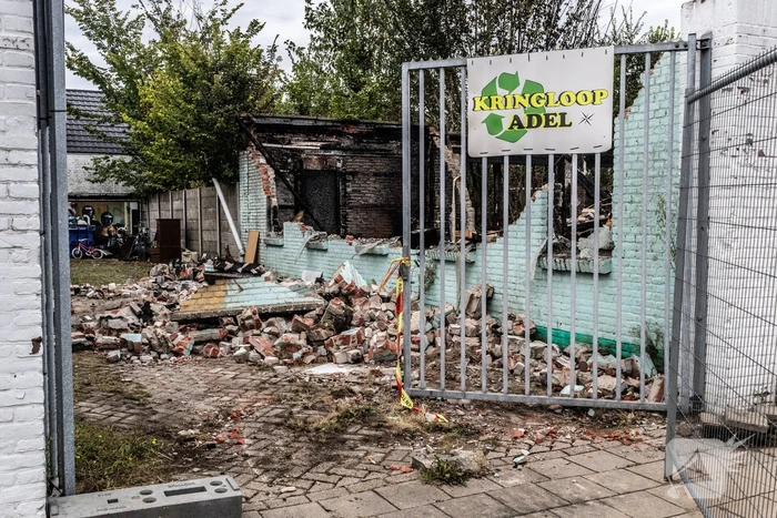 Veel schade dag na grote brand in leegstaand pand