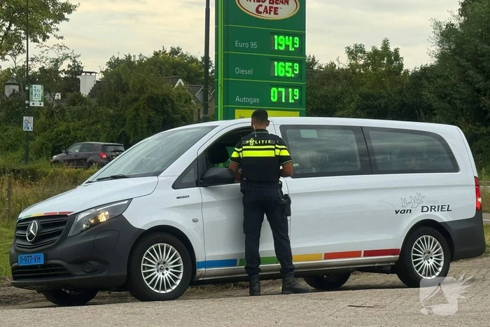 Politie houdt verkeerscontrole bij tankstation