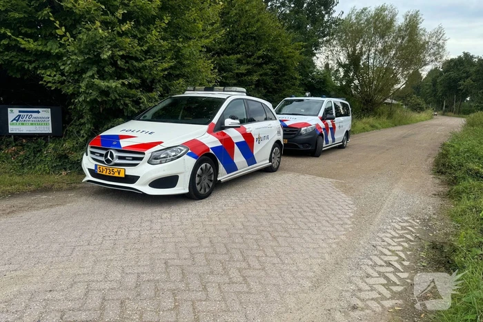 Politie houdt verkeerscontrole bij tankstation