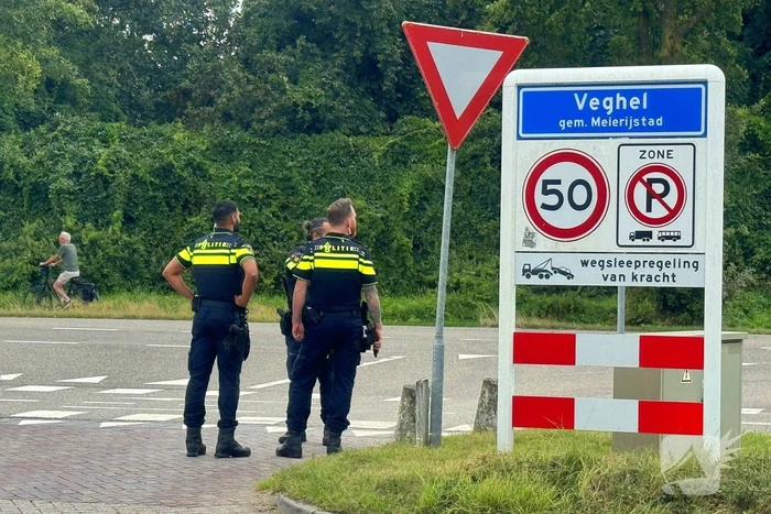 Politie houdt verkeerscontrole bij tankstation