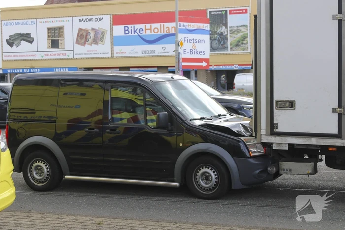 Bestuurder gewond bij botsing op drukke weg
