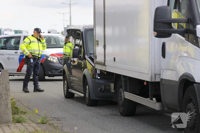 Bestuurder gewond bij botsing op drukke weg