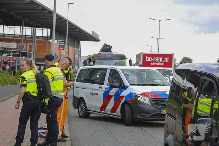 Bestuurder gewond bij botsing op drukke weg