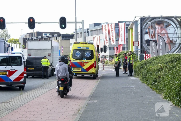 Bestuurder gewond bij botsing op drukke weg