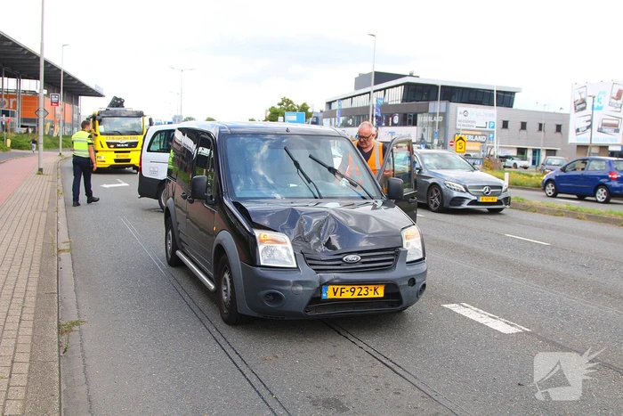 Bestuurder gewond bij botsing op drukke weg
