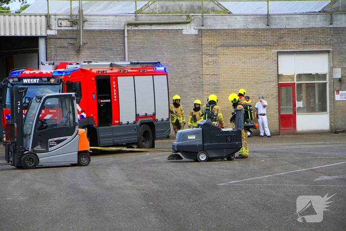 Veegwagen vat vlam in meelfabriek