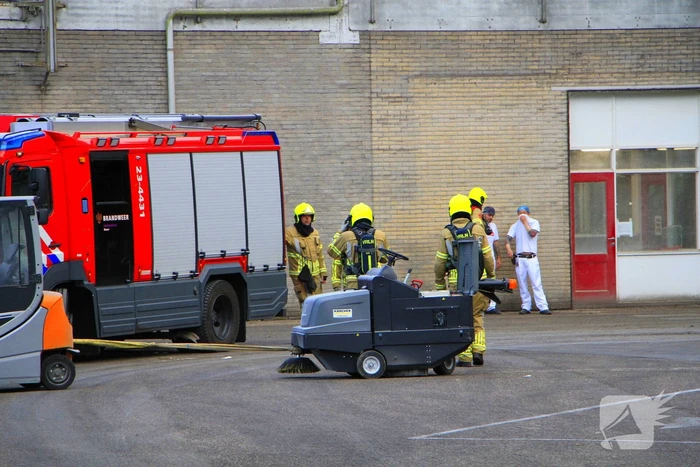Veegwagen vat vlam in meelfabriek