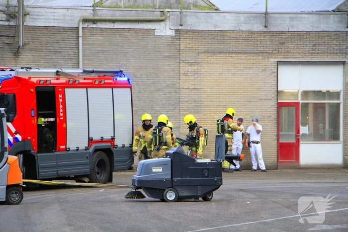 Veegwagen vat vlam in meelfabriek