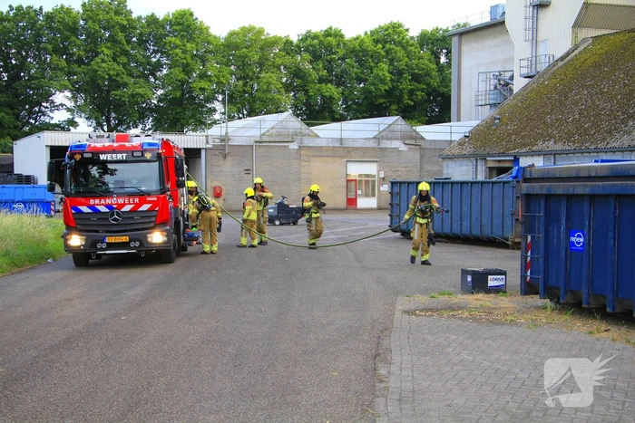 Veegwagen vat vlam in meelfabriek