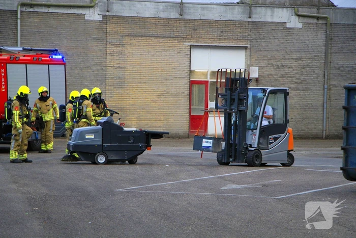 Veegwagen vat vlam in meelfabriek