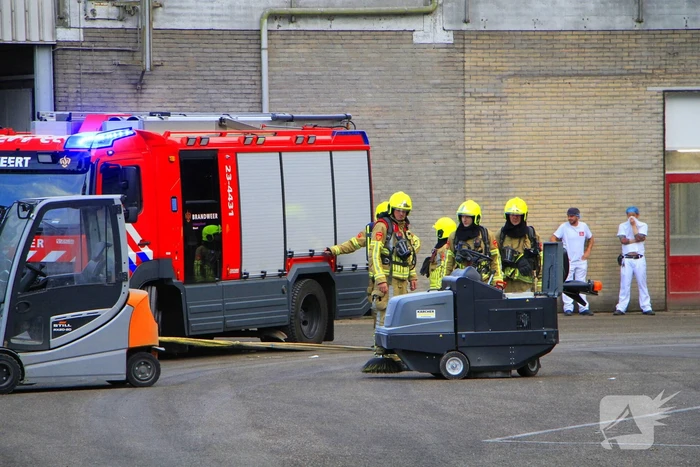 Veegwagen vat vlam in meelfabriek