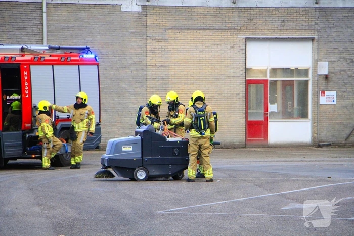 Veegwagen vat vlam in meelfabriek