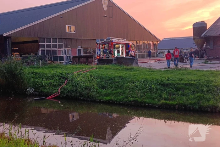 Grote uitslaande brand bij veehouderij
