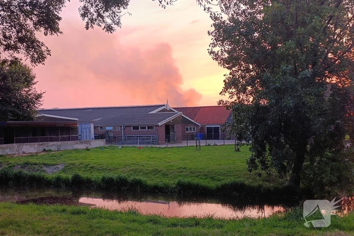 Grote uitslaande brand bij veehouderij