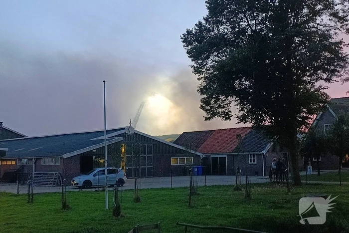 Grote uitslaande brand bij veehouderij