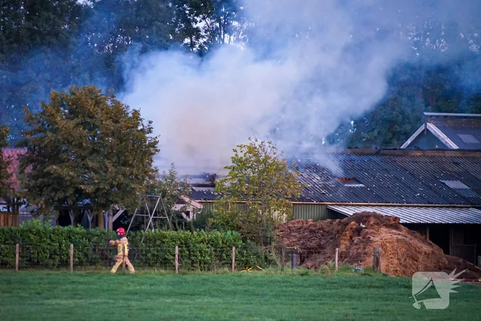 Grote uitslaande brand bij veehouderij