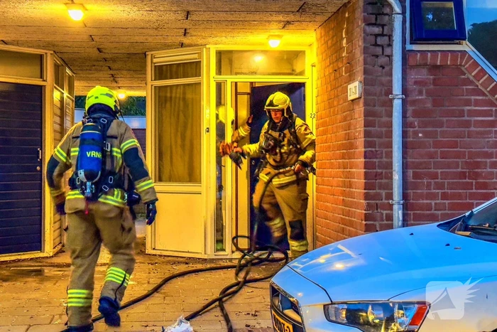 Brandalarm door visroken: brandweer ramt deur van buren in