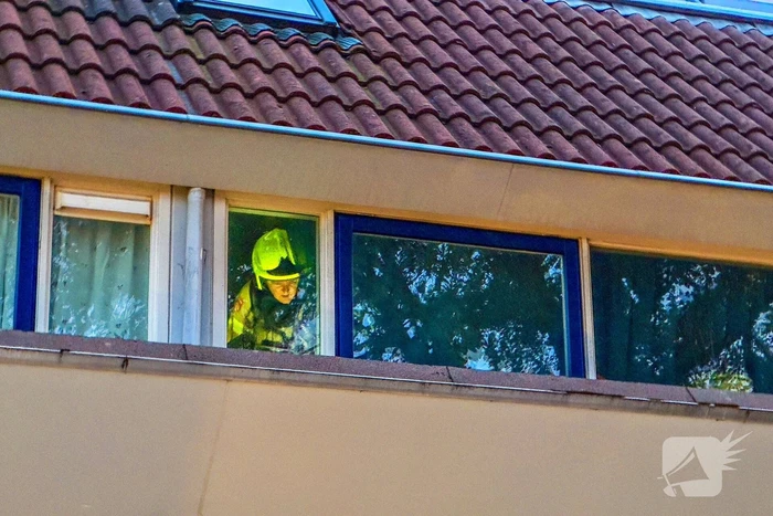 Brandalarm door visroken: brandweer ramt deur van buren in