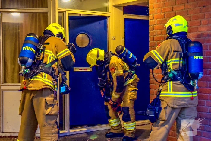 Brandalarm door visroken: brandweer ramt deur van buren in