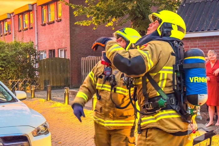Brandalarm door visroken: brandweer ramt deur van buren in