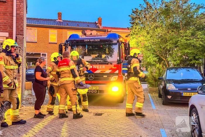 Brandalarm door visroken: brandweer ramt deur van buren in