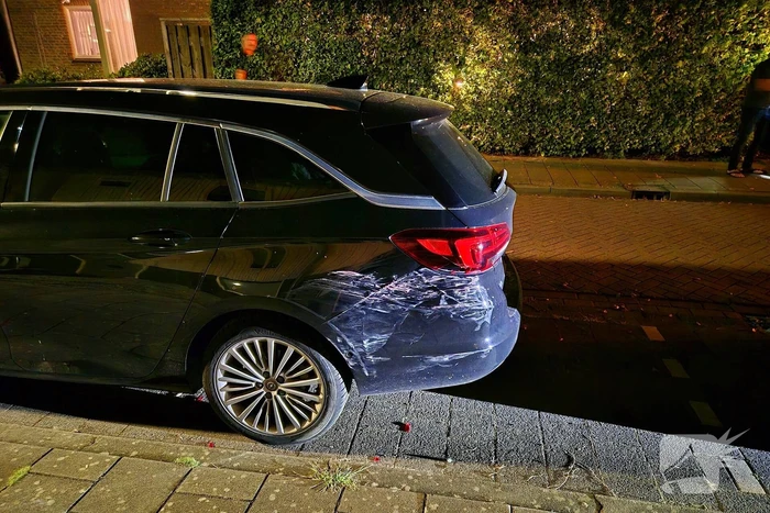 Vrouw rijdt over stoep en beschadigd auto na auto