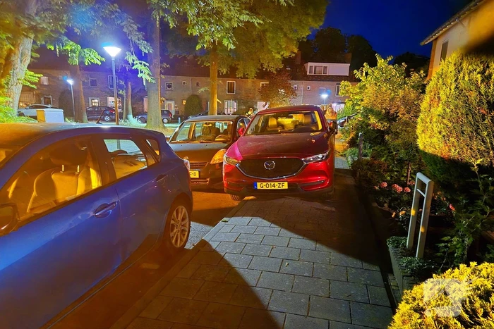 Vrouw rijdt over stoep en beschadigd auto na auto