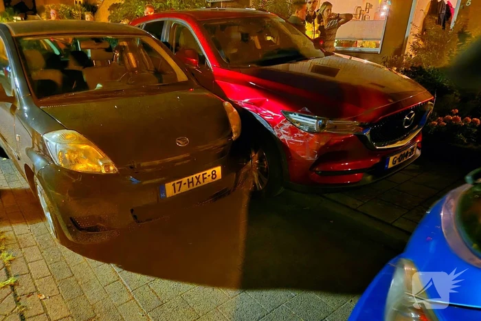 Vrouw rijdt over stoep en beschadigd auto na auto
