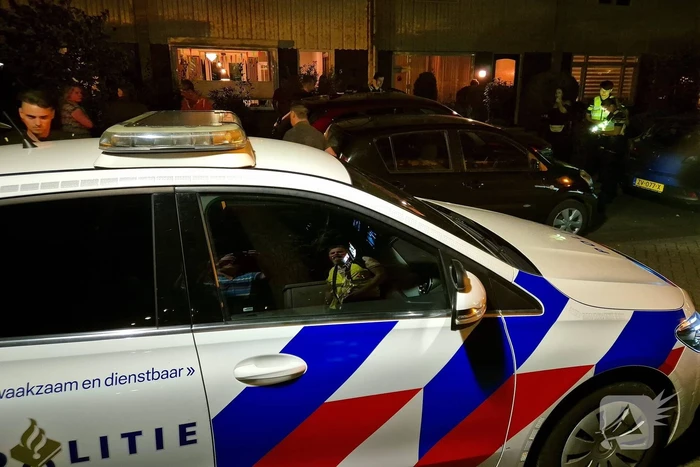 Vrouw rijdt over stoep en beschadigd auto na auto