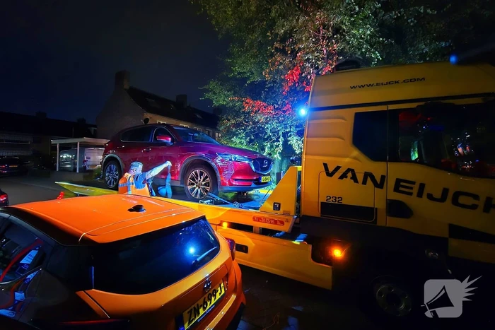 Vrouw rijdt over stoep en beschadigd auto na auto