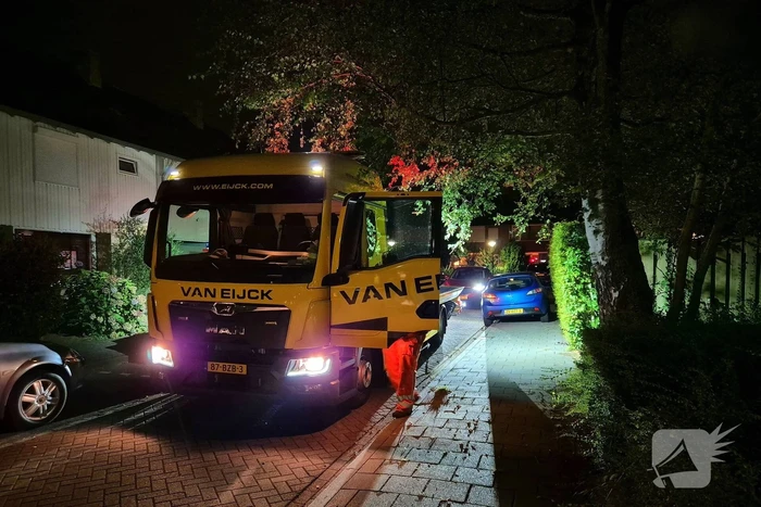 Vrouw rijdt over stoep en beschadigd auto na auto